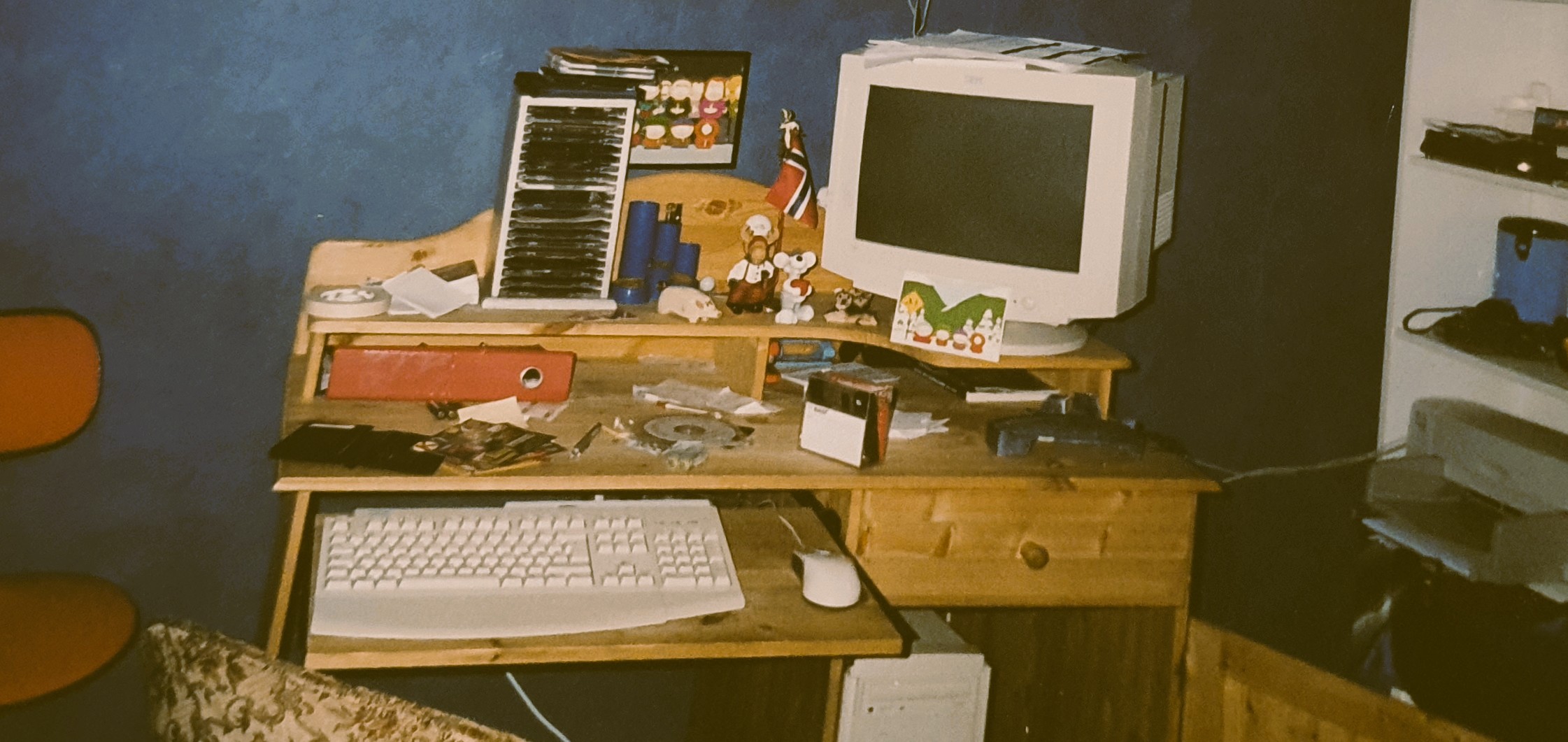 Gutterommet på slutten av 90-tallet: furupult med CRT-skjerm, tastatur, CD-tårn og norsk flagg
